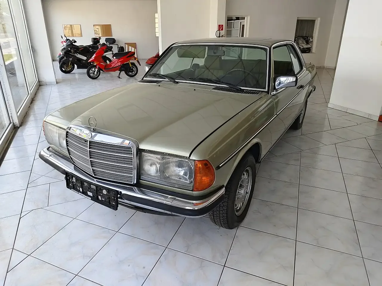 Mercedes-Benz 230 CE - 123243, Foto 1