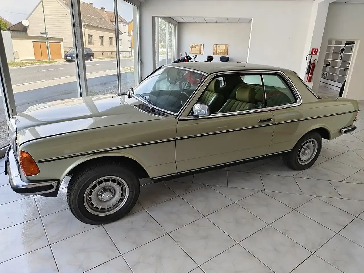 Mercedes-Benz 230 CE - 123243, Foto 2