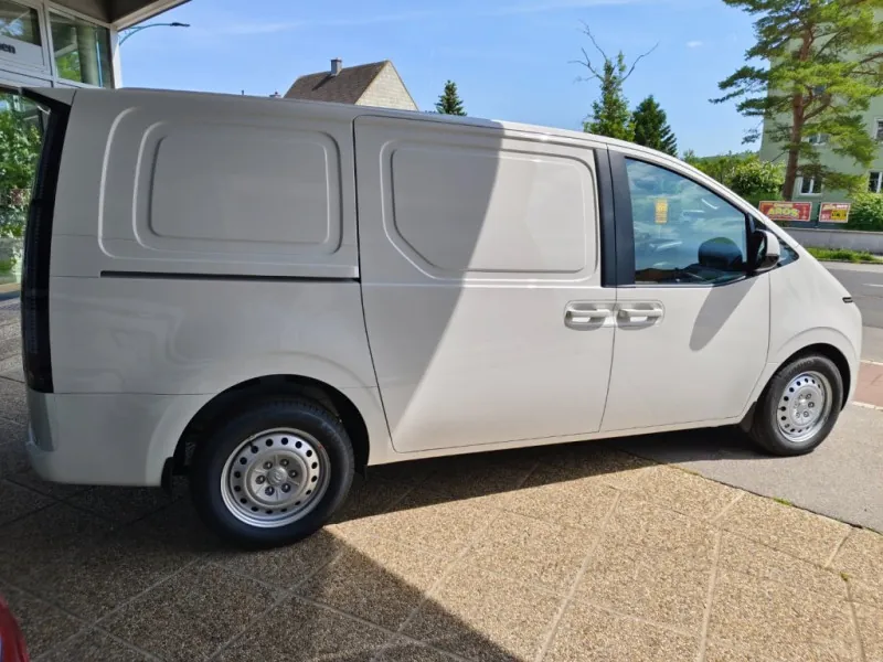 Hyundai STARIA Van HEV Kastenwagen 1.6 T-GDi HEV, Foto 4