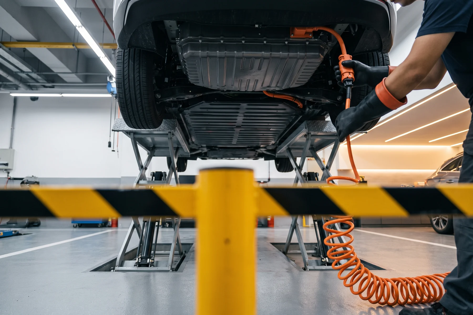 Arbeit an einer Hochvolt-Batterie