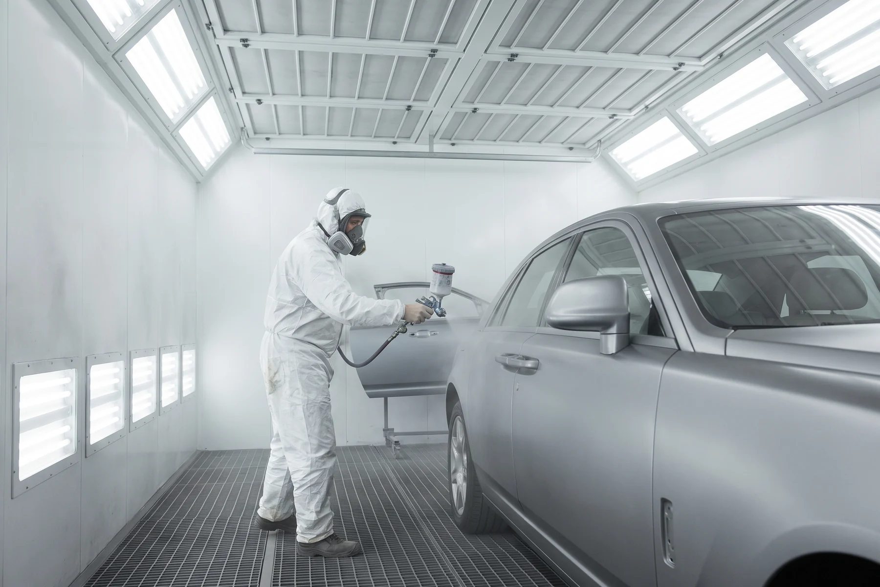Lackierarbeit in der eigenen Lackierkabine